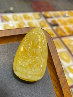 Chicken oil yellow honey wax Guanyin pendant, size 48.7x29.1x14.5mm, weight 13.01g left2710690315