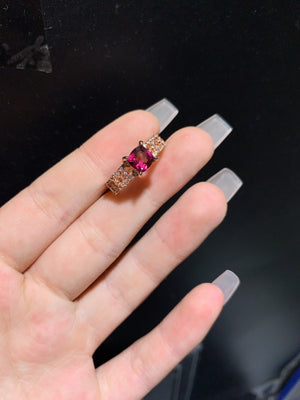 Pure natural magnesium aluminum garnet ring, with a main stone size of 6mm square0811130295